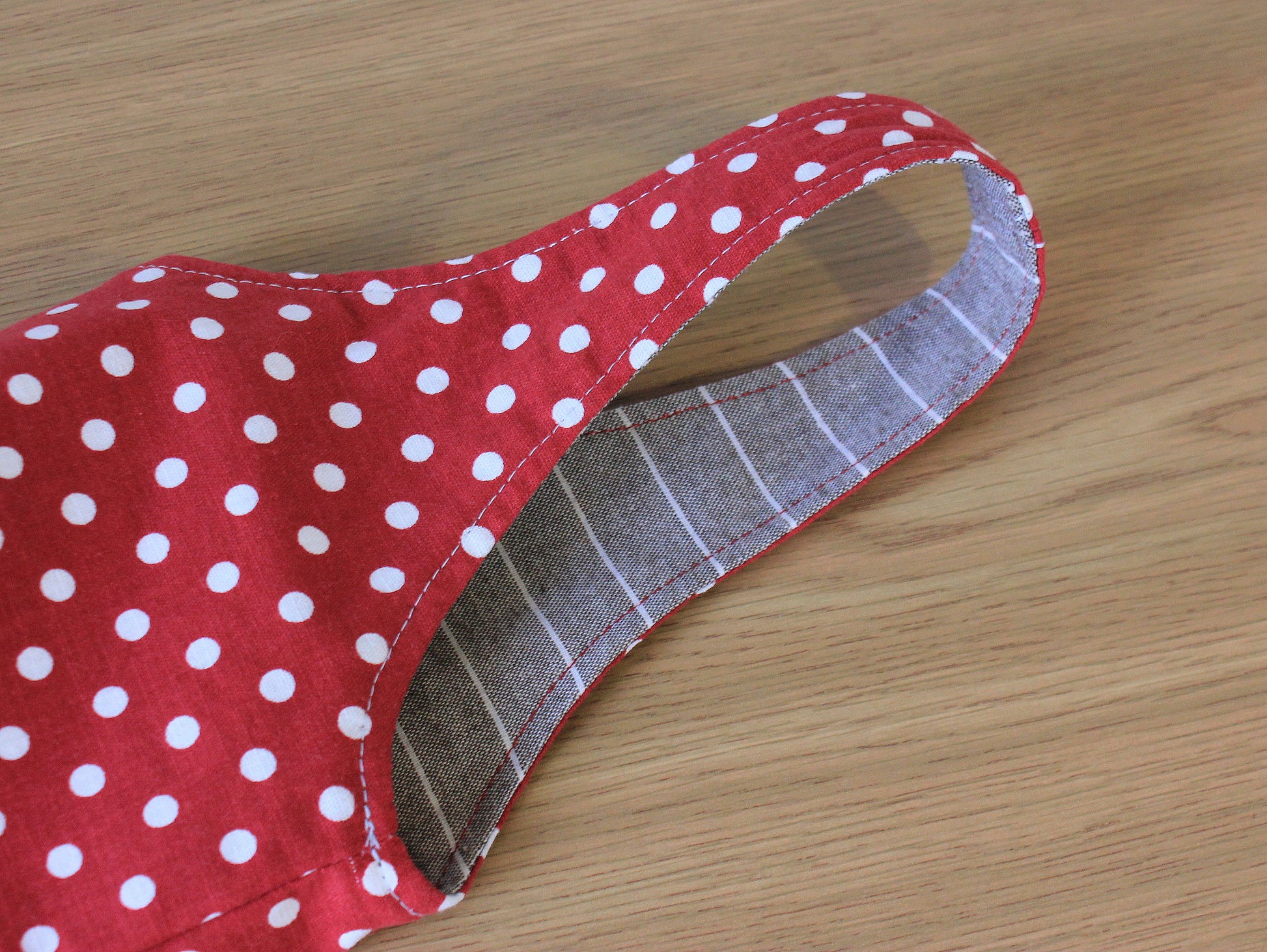 Close-up of bottle bag handle – sturdy seams and top stitching by NatkoPatterns