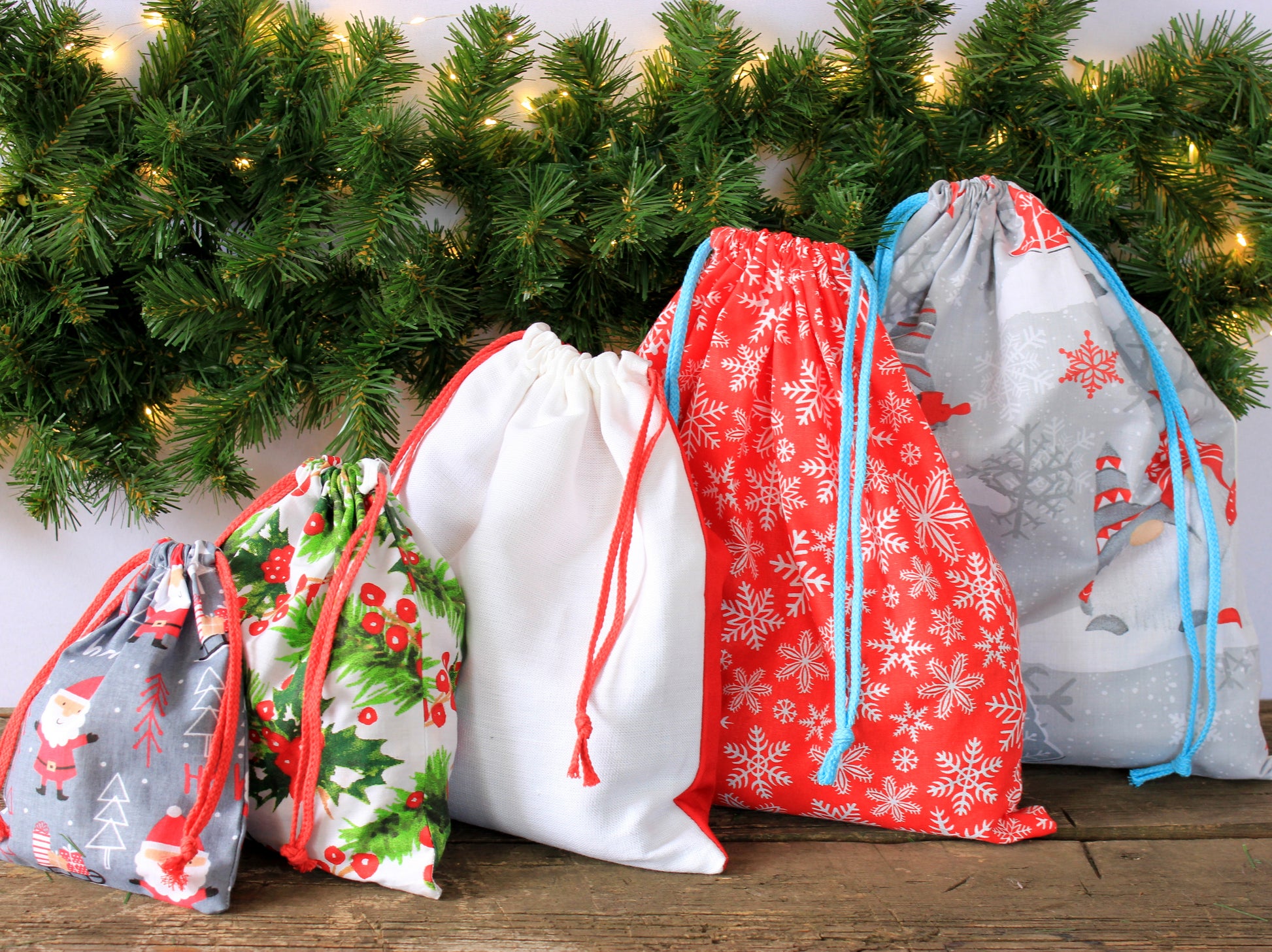 Set of handmade Christmas drawstring bags in 5 sizes – pattern includes templates by NatkoPatterns