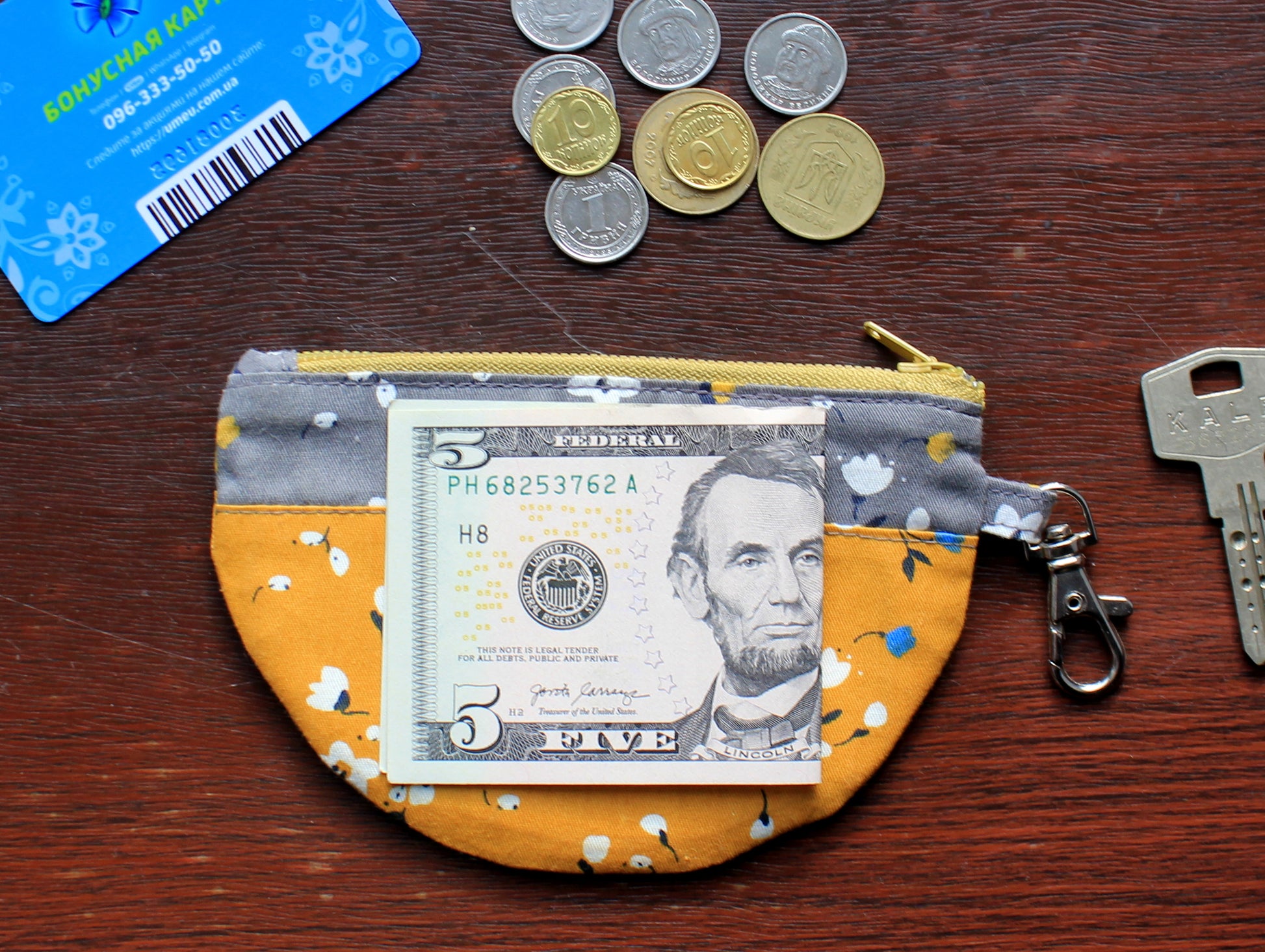 Coin purse with dollar bill, keys and coins - DIY pattern by NatkoPatterns