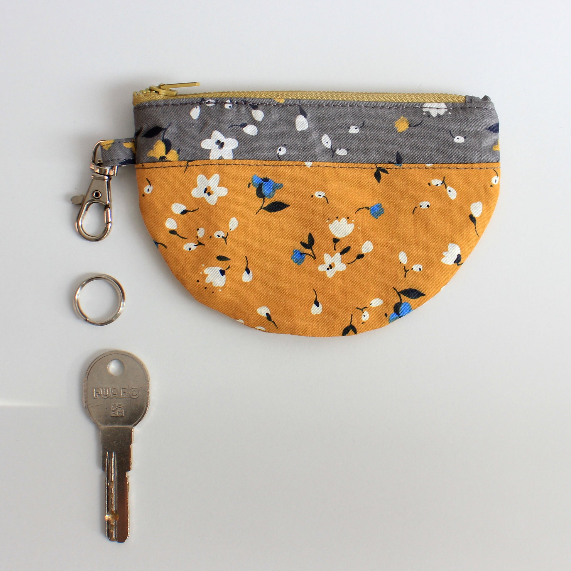 Circle purse with a key – DIY coin purse by NatkoPatterns