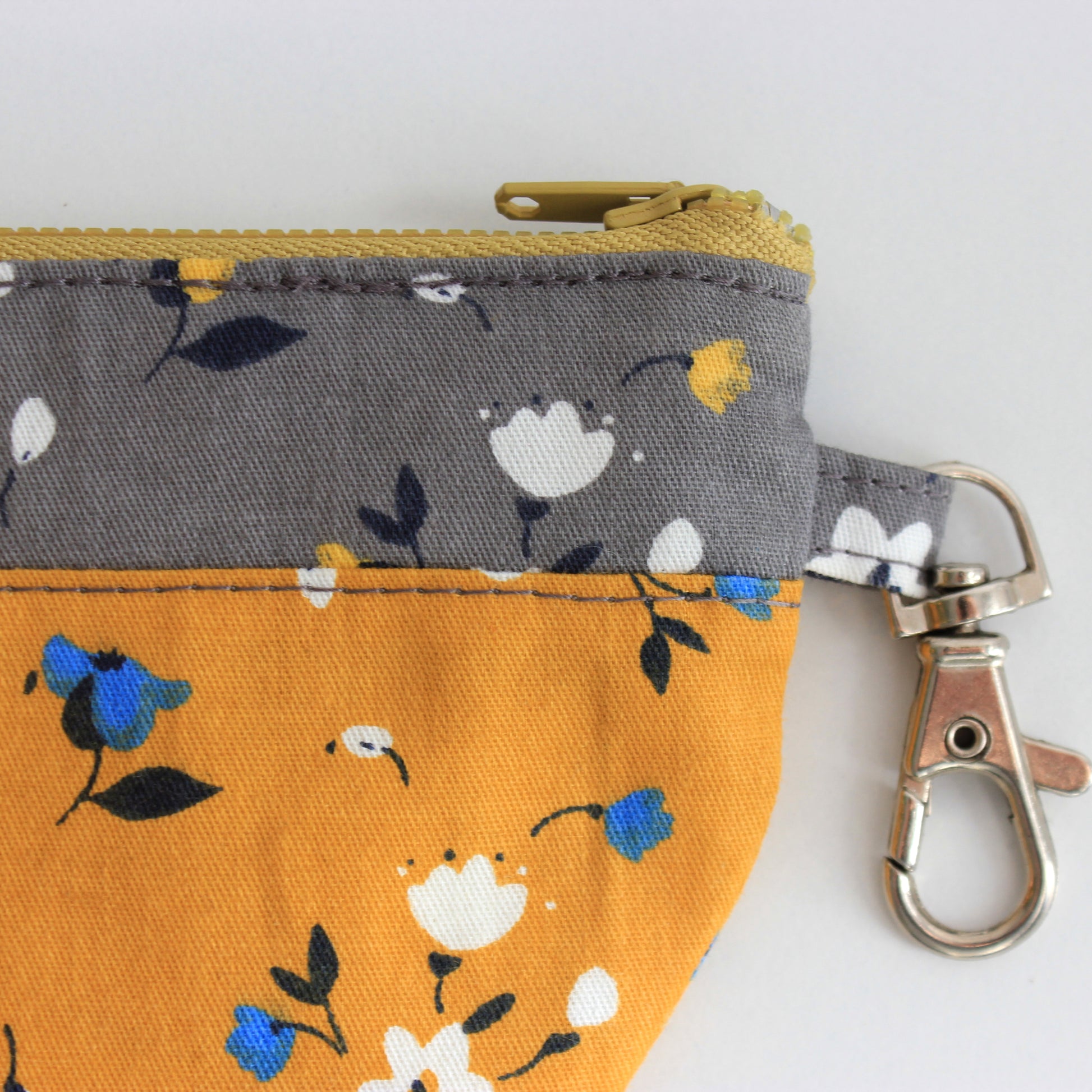 Back view of zippered coin pouch – DIY coin purse by NatkoPatterns