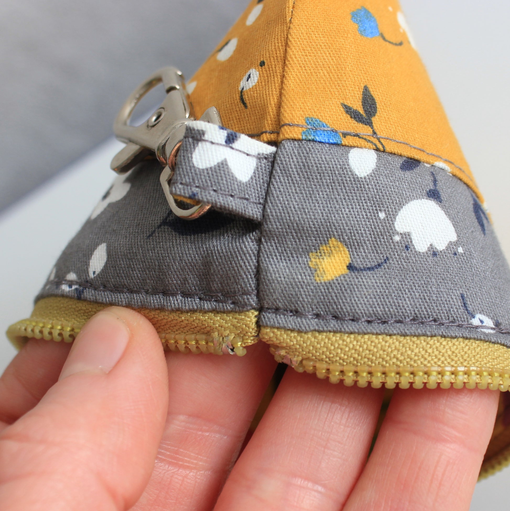 Small fabric pouch with a zipper - sewing pattern PDF by NatkoPattern