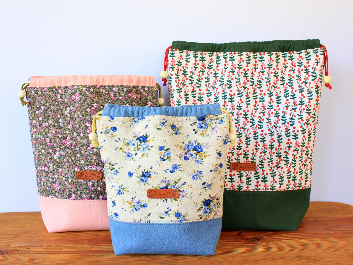 Set of lined fabric drawstring bag in different sizes – easy sewing pattern by NatkoPatterns