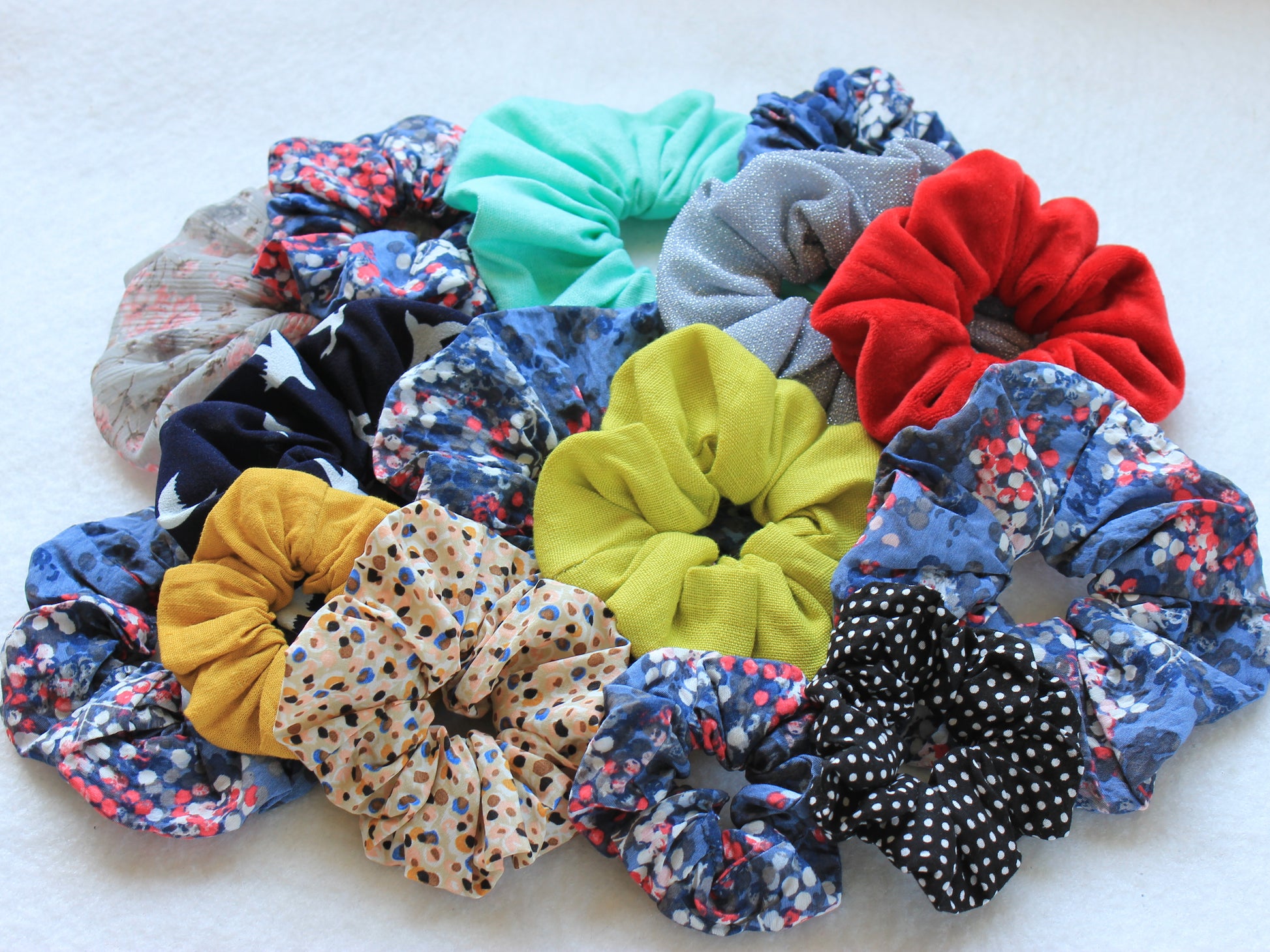 Assorted colorful scrunchies - sewing pattern for beginners by NatkoPatterns