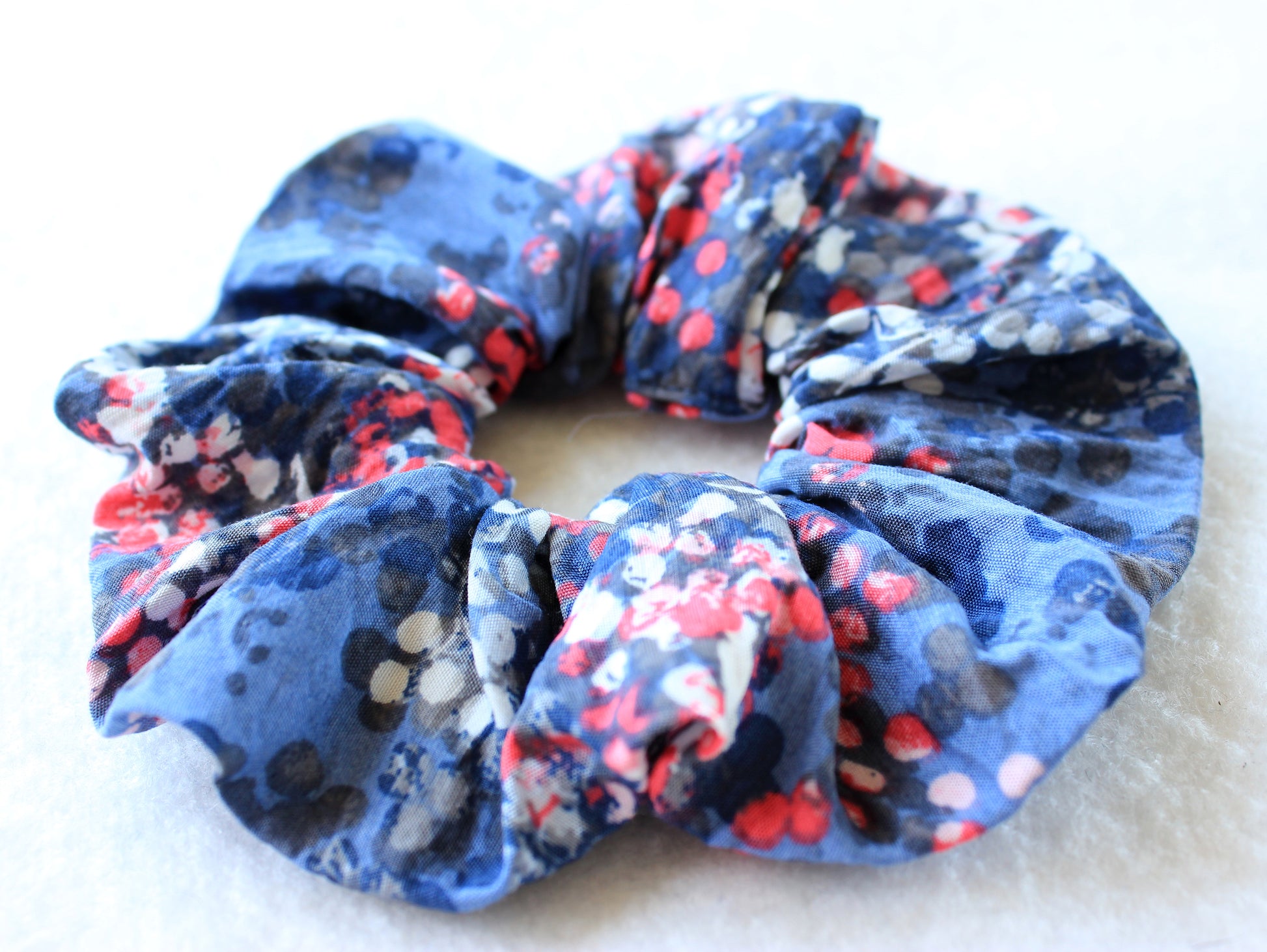 Blue floral patterned scrunchie by NatkoPatterns