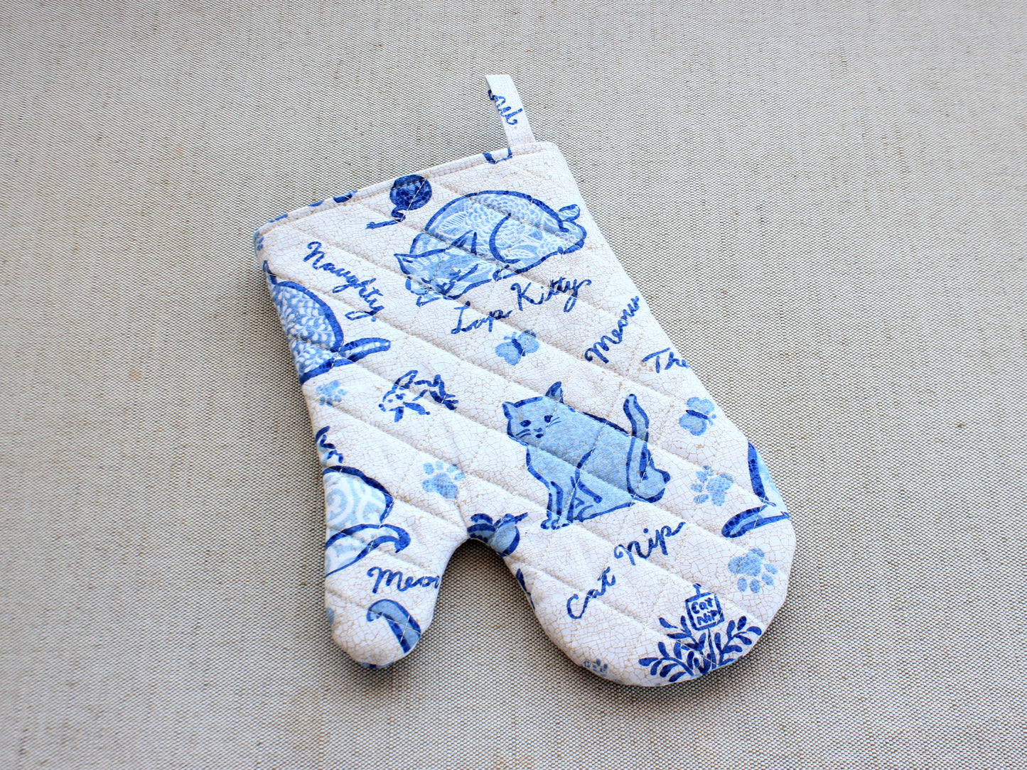Handmade quilted oven mitt for kitchen