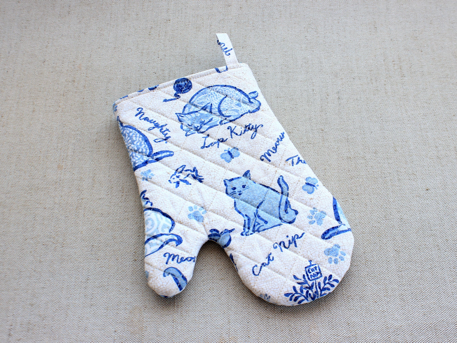 Handmade quilted oven mitt for kitchen