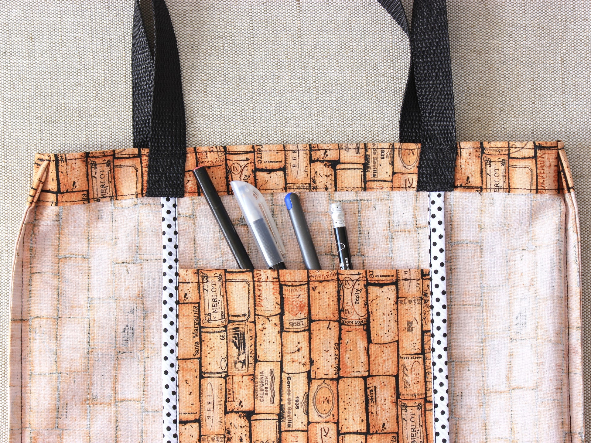 Tote bag with pen holder and black straps 