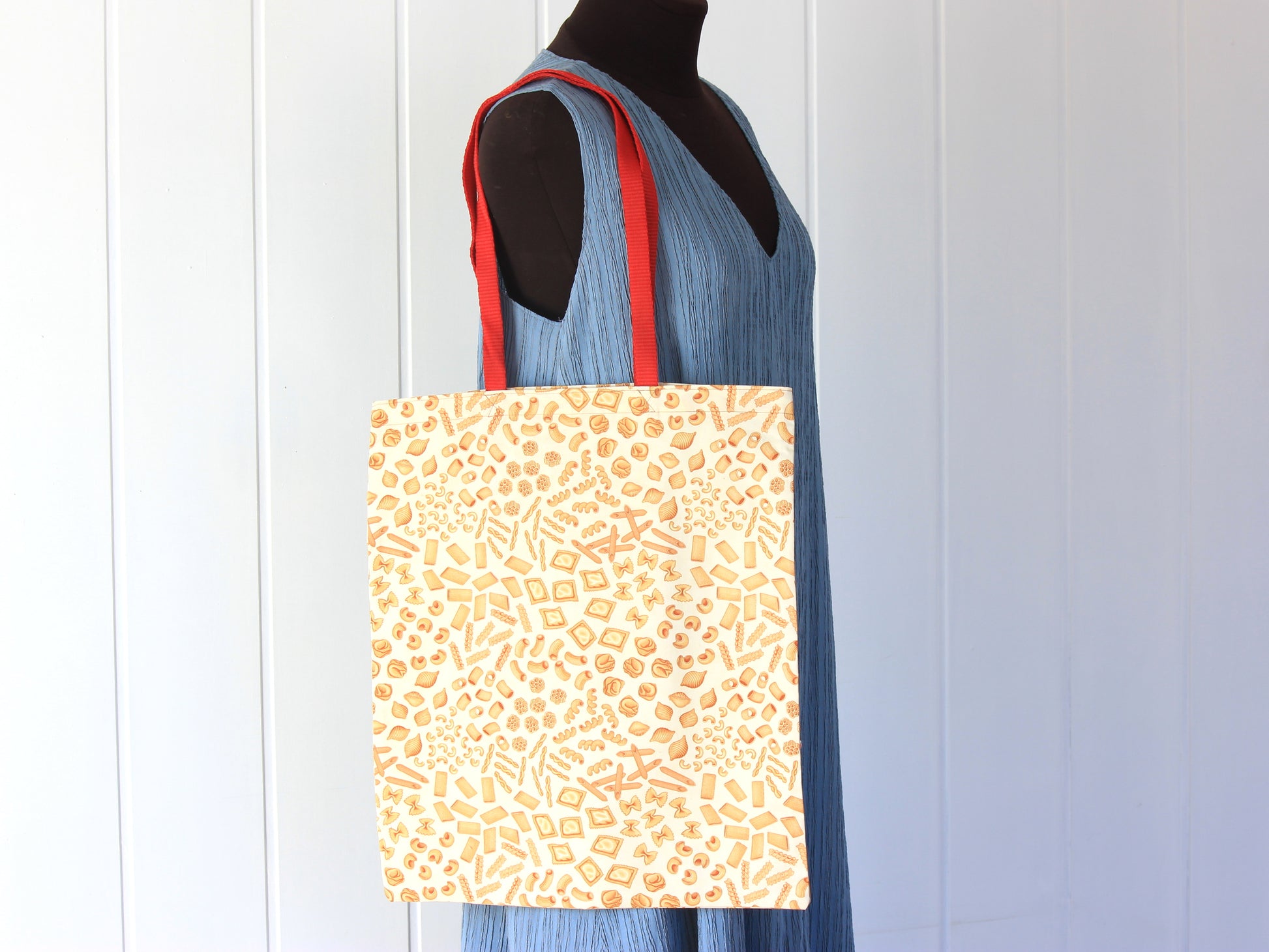 Tote bag in size L on a mannequin