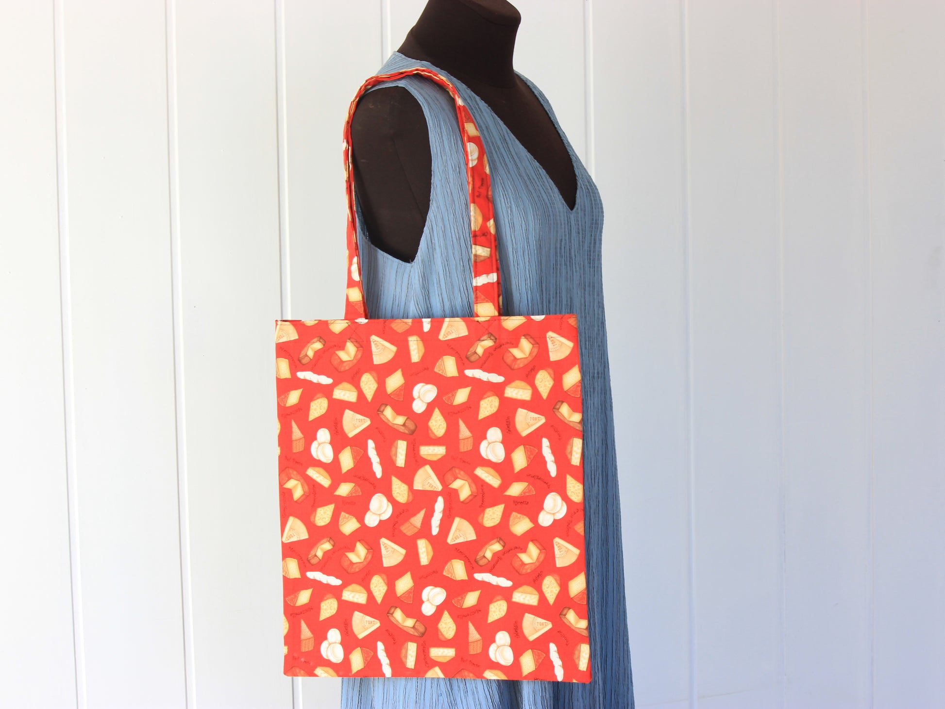 Tote bag in size M on a mannequin