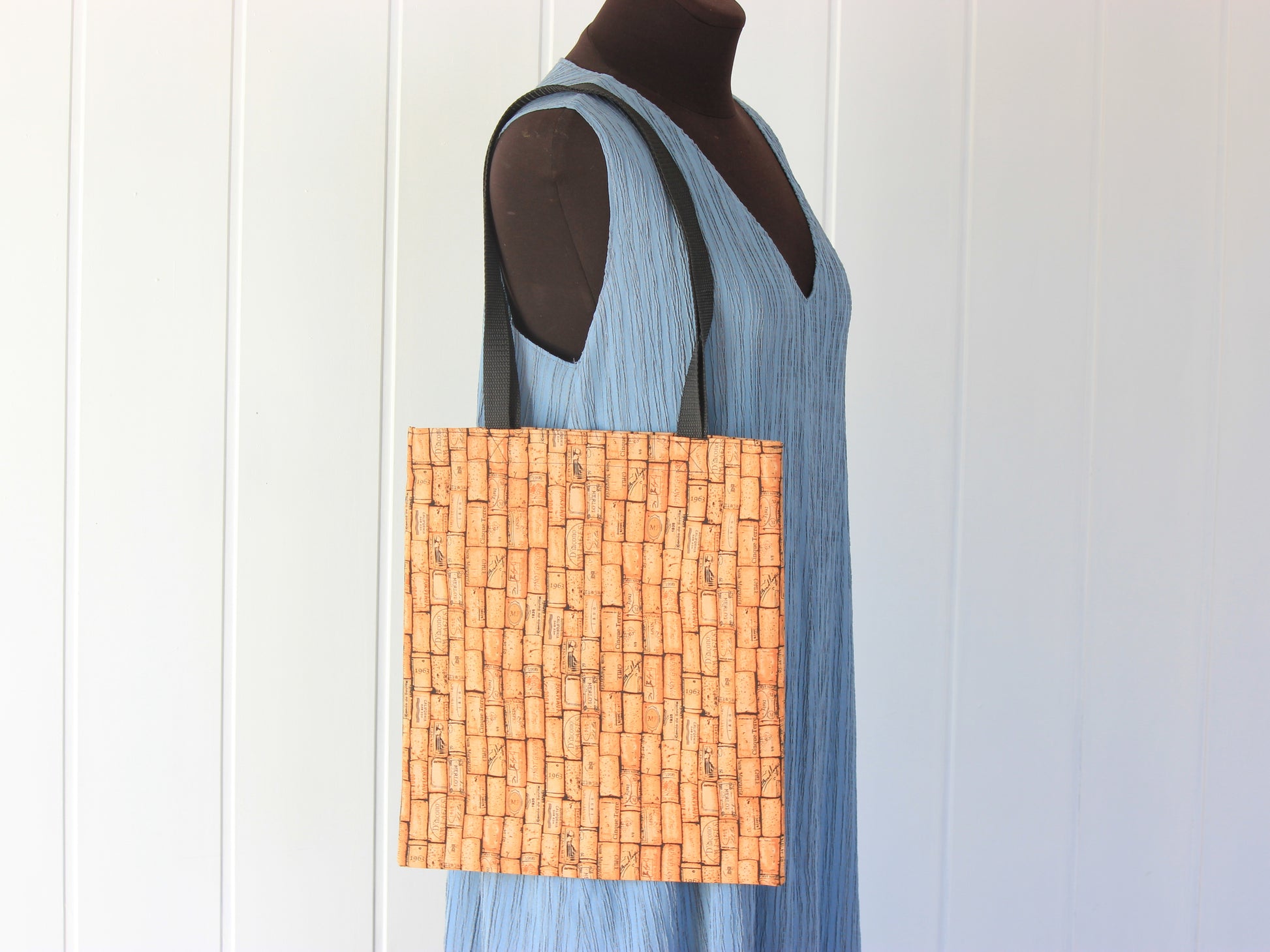 Tote bag in size S on a mannequin